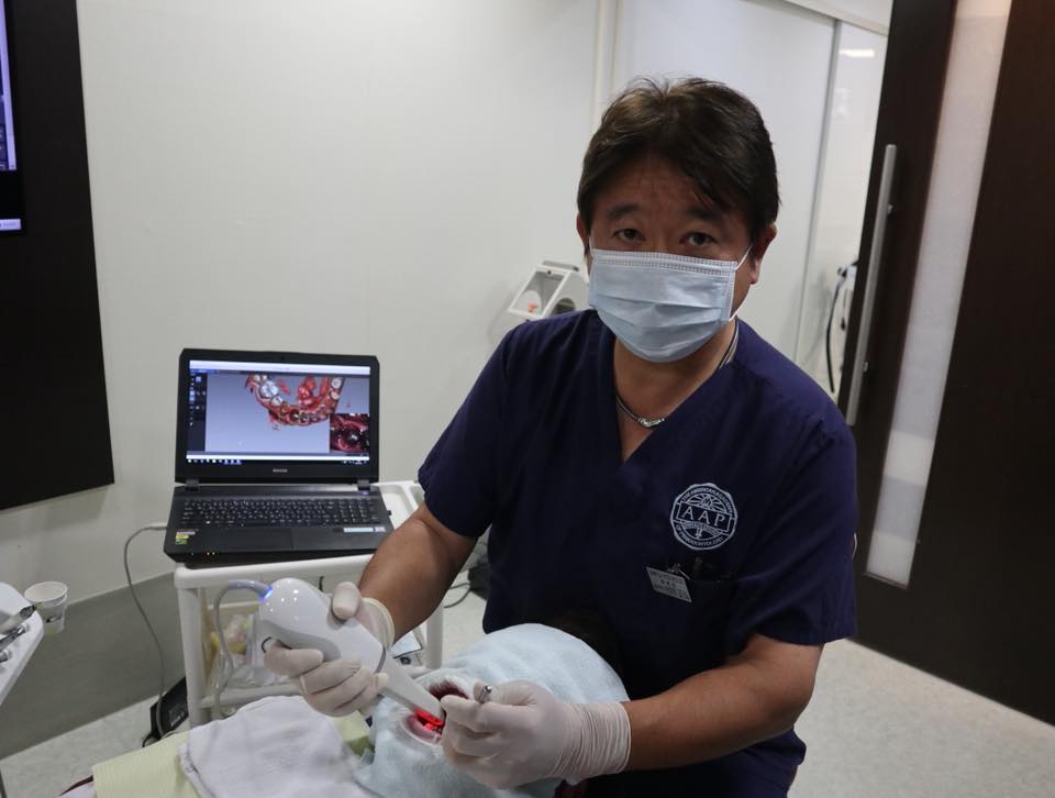 東上野歯科クリニックにて治療中の院長